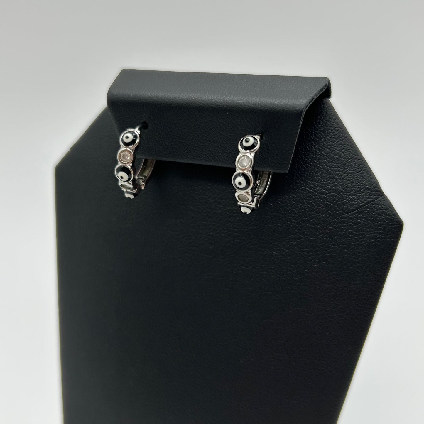 Huggies de Tres Ojitos Negros con Zirconias en Rodio