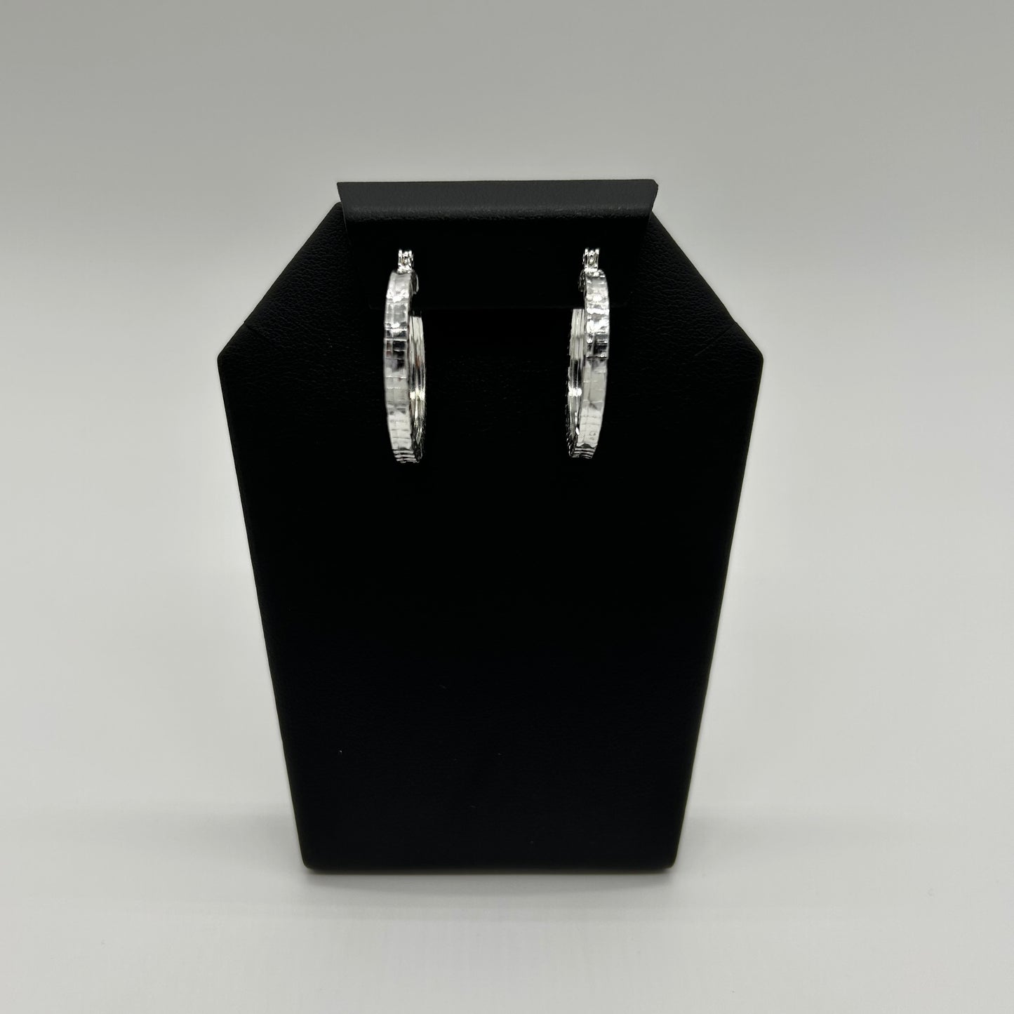 Arracadas Chunky con Diseño de Líneas en Plata