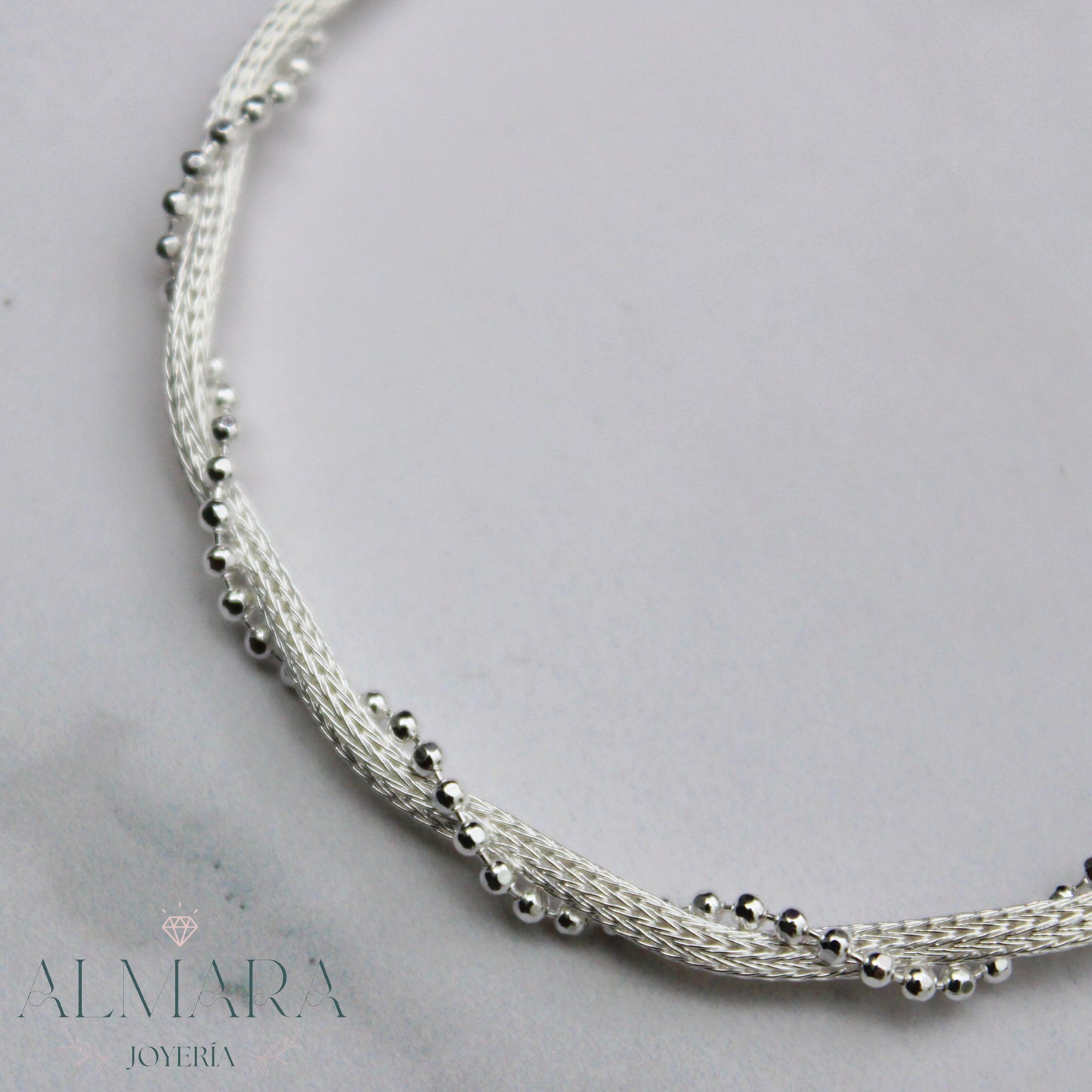 Pulsera Trenzada con Bolitas