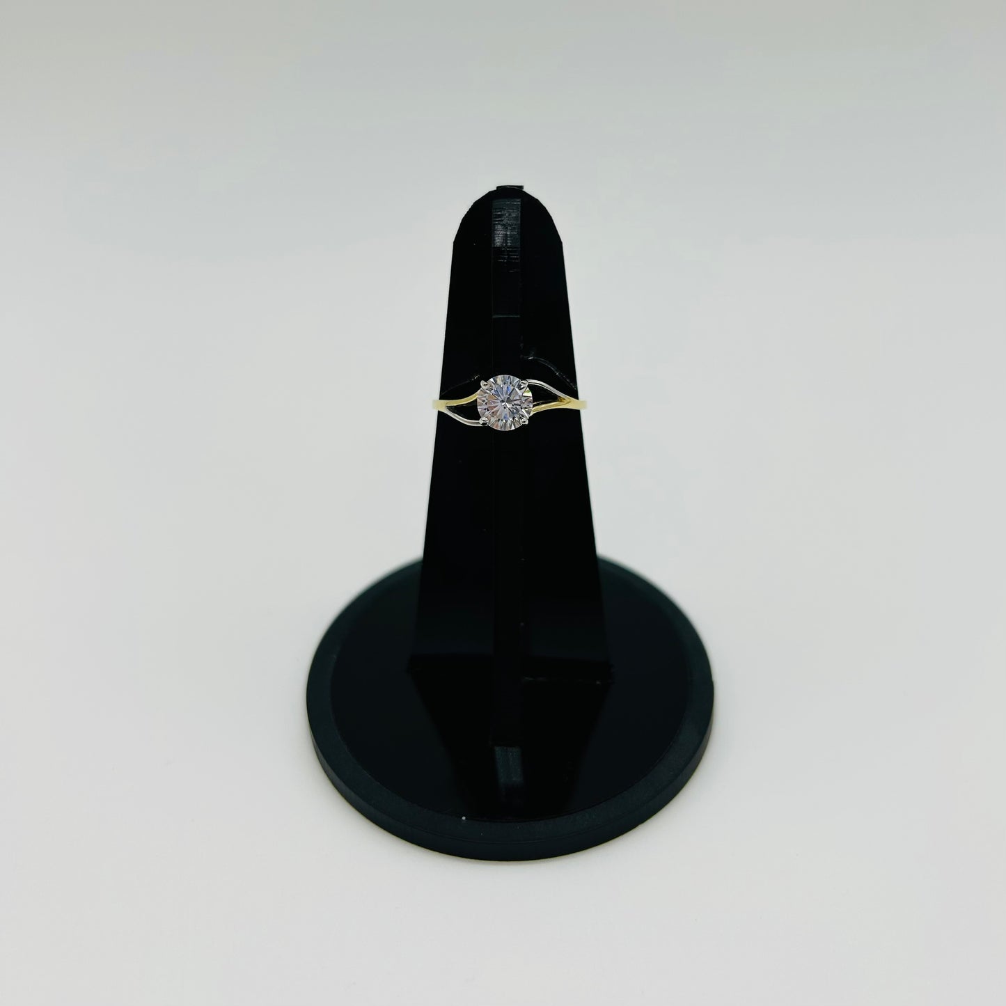 Anillo Solitario con Diseño en Oro 14K