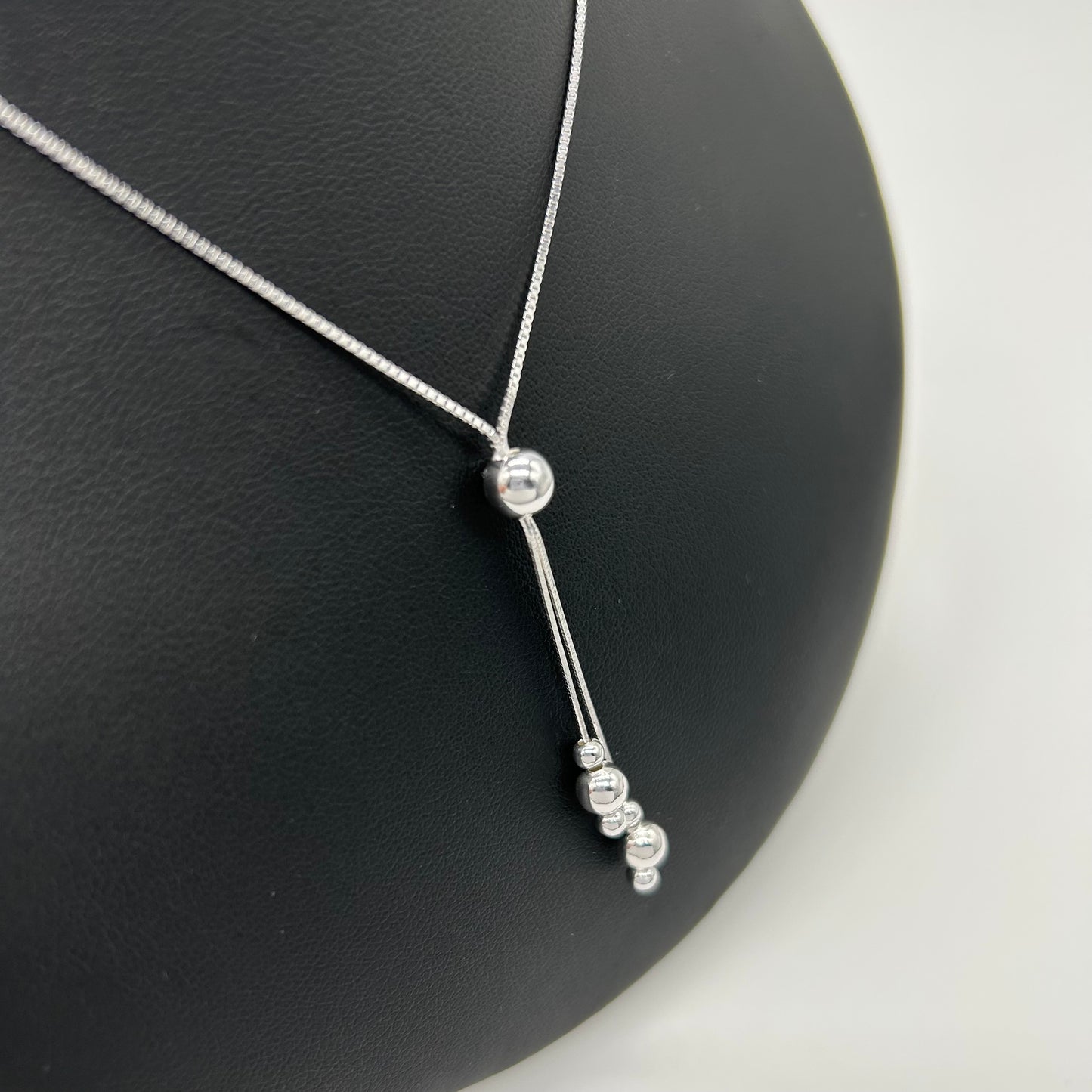 Collar Tipo Corbatín con Bolitas de Plata