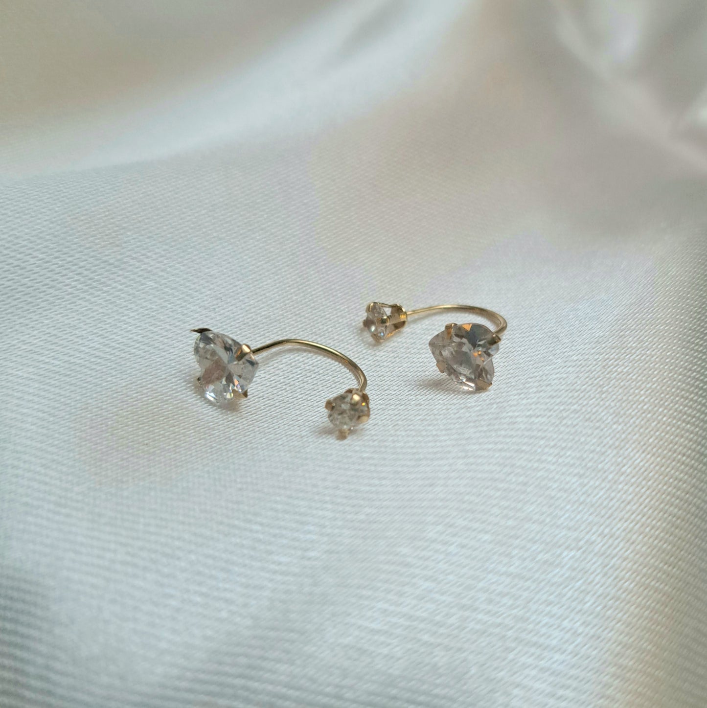 Broquel Curvo (Teléfono) Corazón de Zirconia 14K