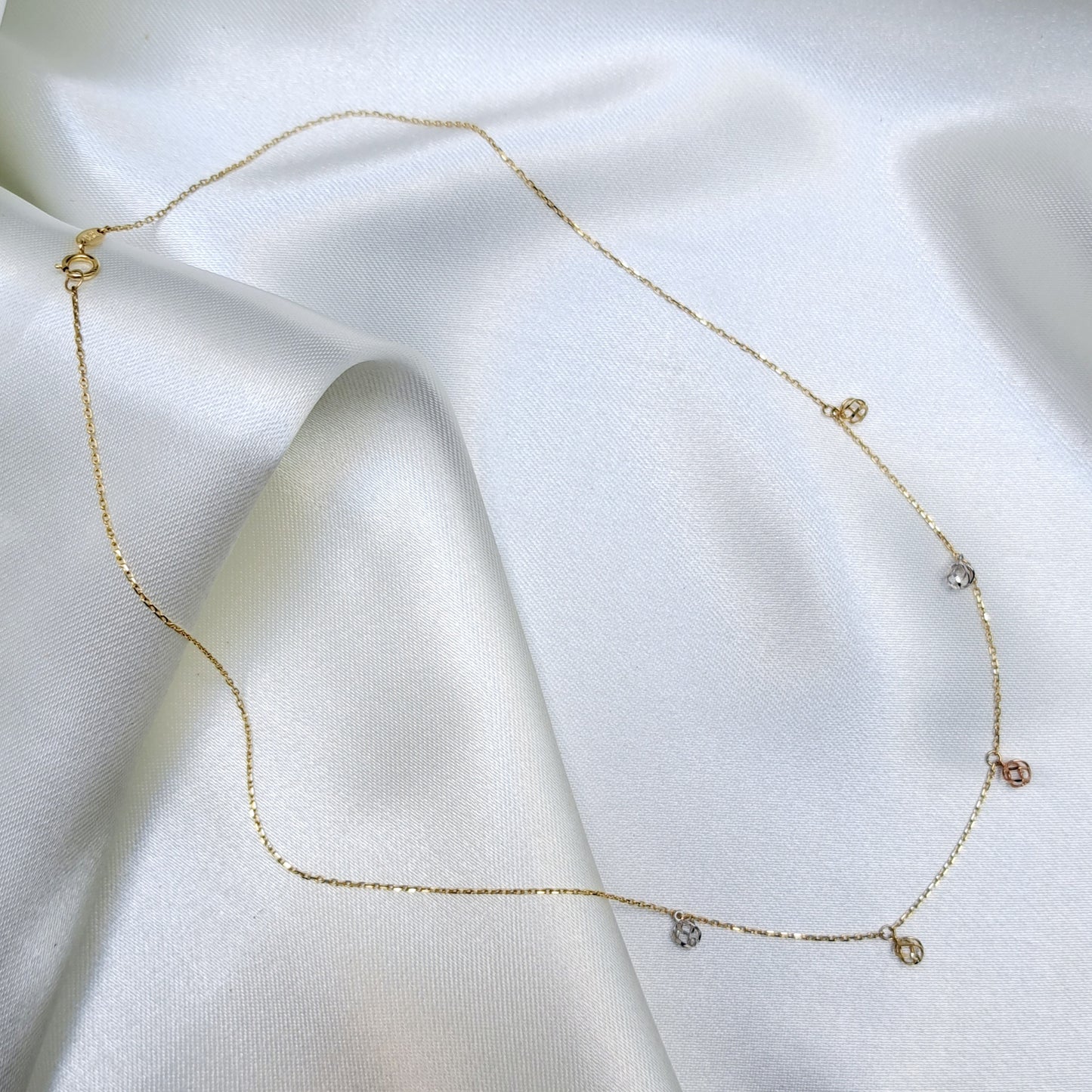 Gargantilla con Bolitas Colgantes en 3 Oros de 10K