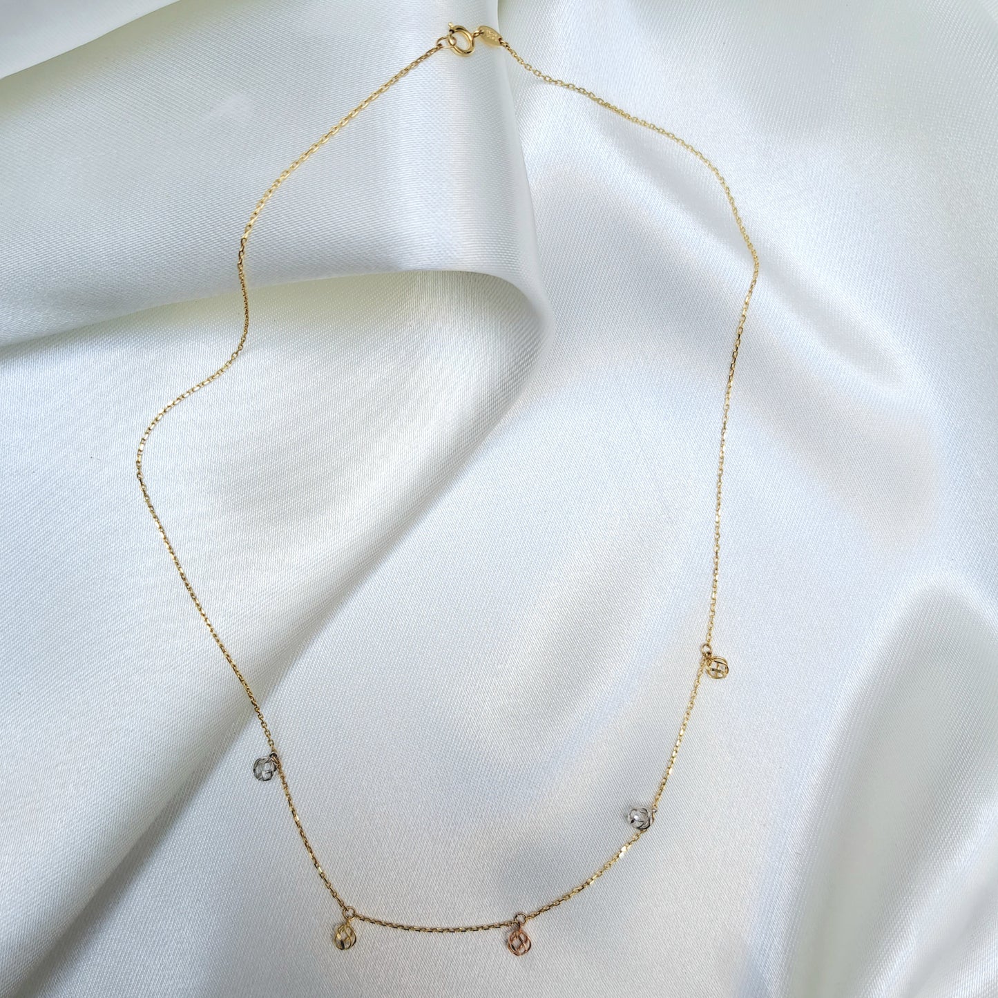 Gargantilla con Bolitas Colgantes en 3 Oros de 10K