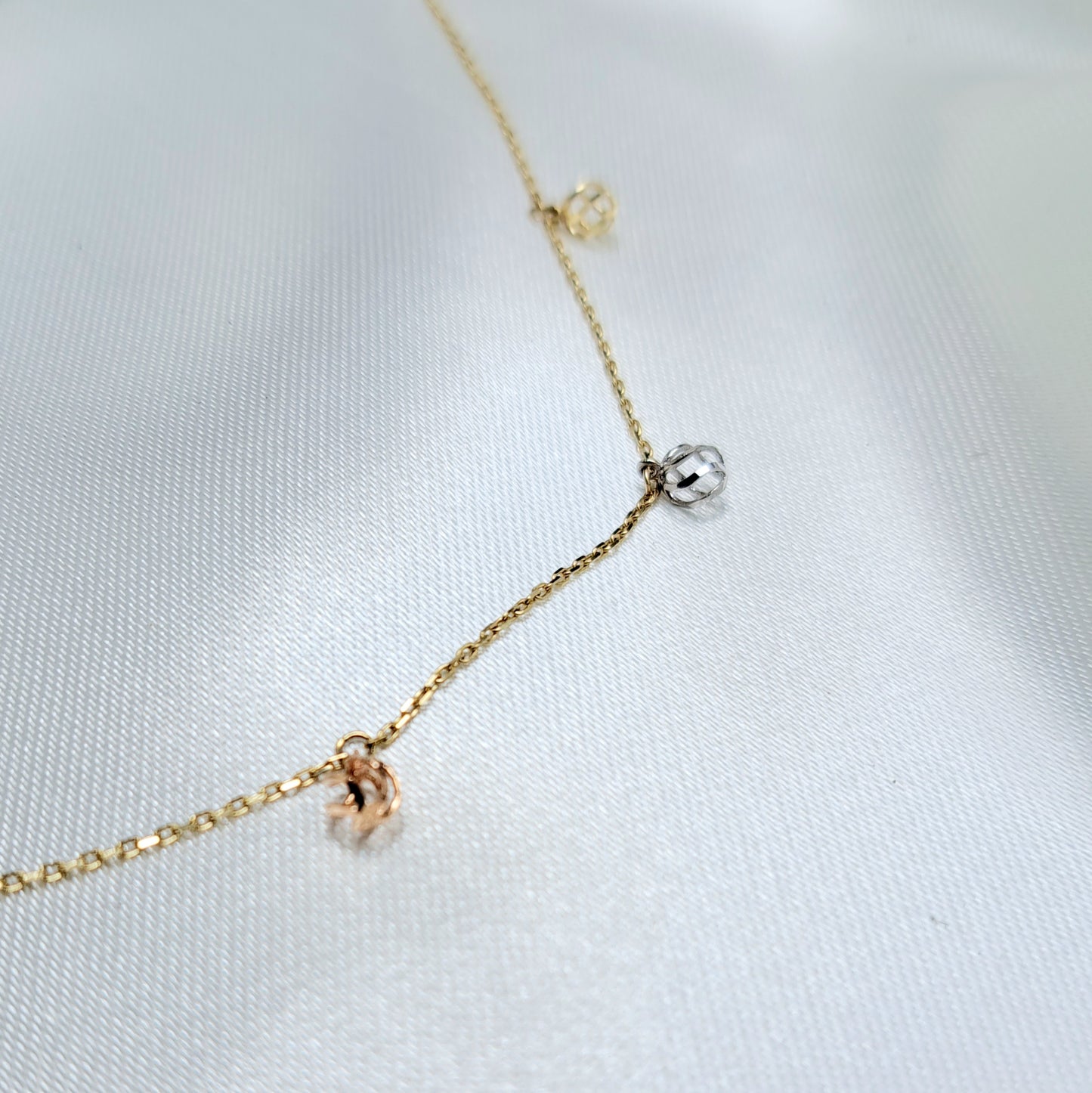 Gargantilla con Bolitas Colgantes en 3 Oros de 10K