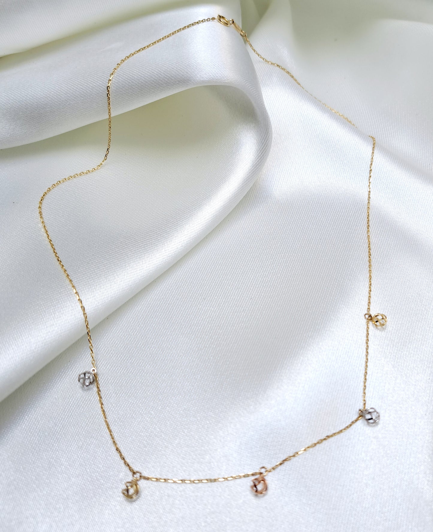 Gargantilla con Bolitas Colgantes en 3 Oros de 10K