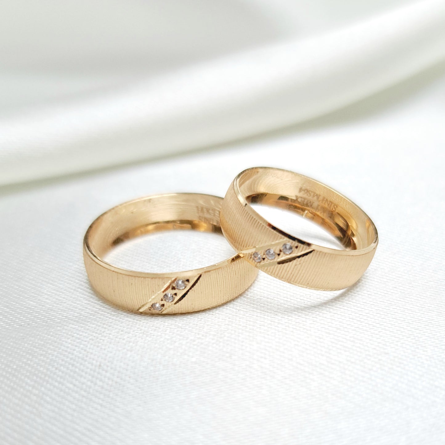 Argollas Satinadas con 3 Zirconias de Oro de 14K