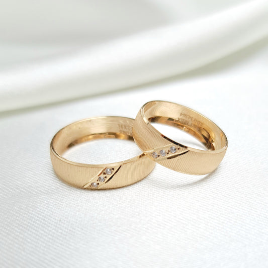 Argollas Satinadas con 3 Zirconias de Oro de 14K