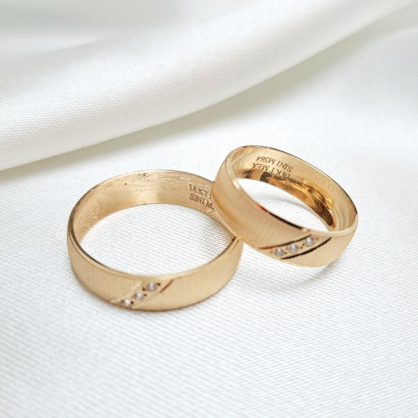 Argollas Satinadas con 3 Zirconias de Oro de 14K