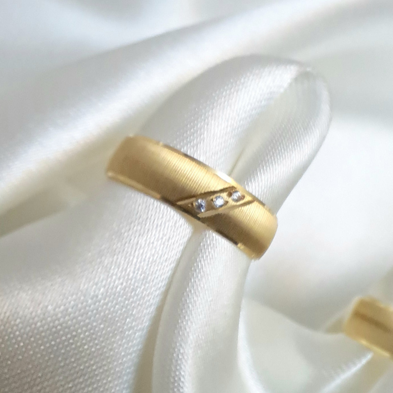 Argollas Satinadas con 3 Zirconias de Oro de 14K