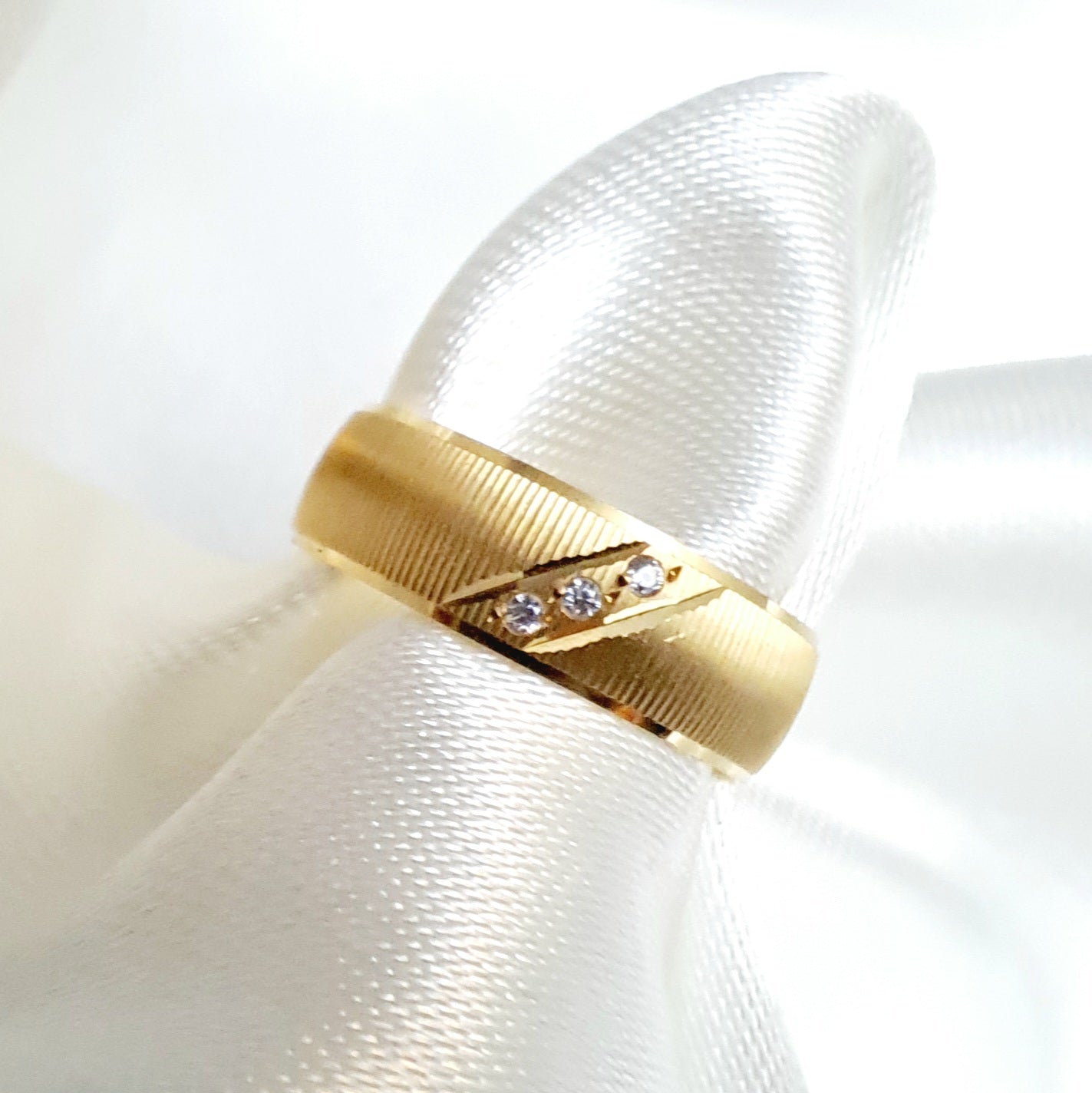 Argollas Satinadas con 3 Zirconias de Oro de 14K