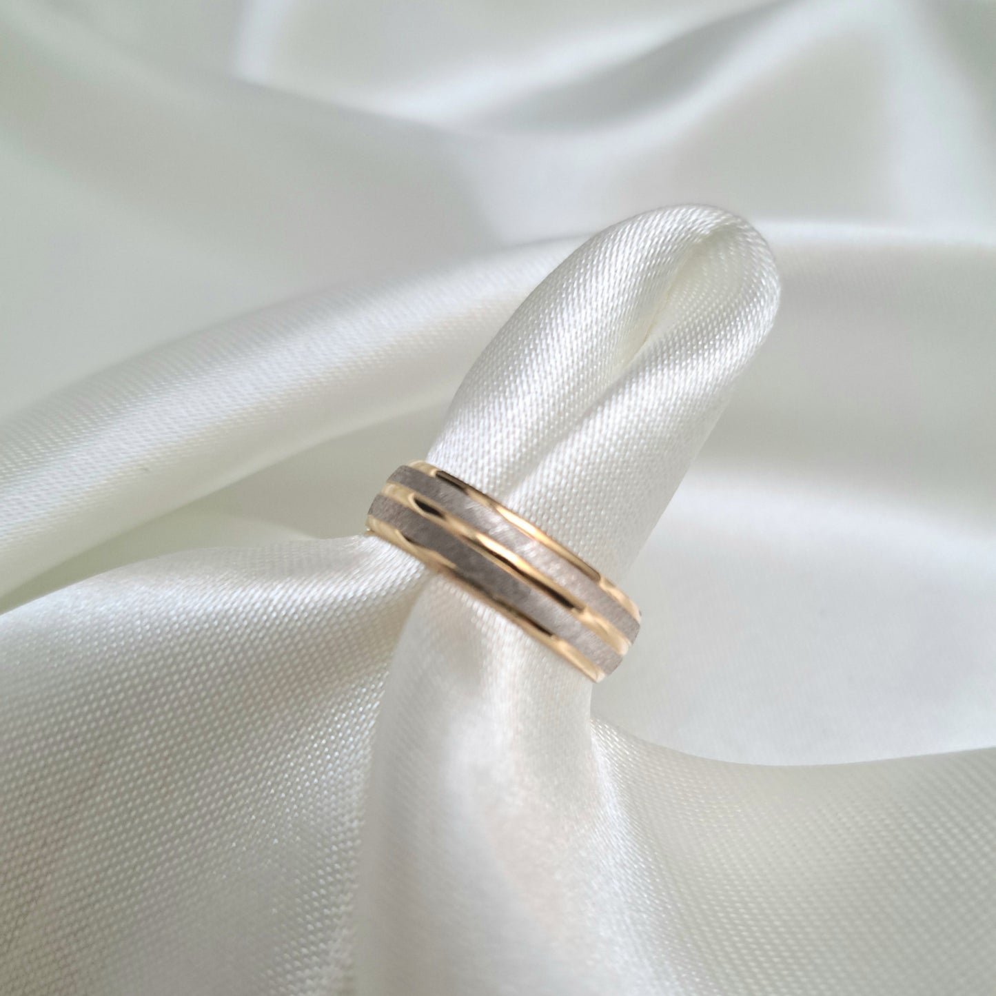 Argolla en 2 Oros Diamantados de 14K