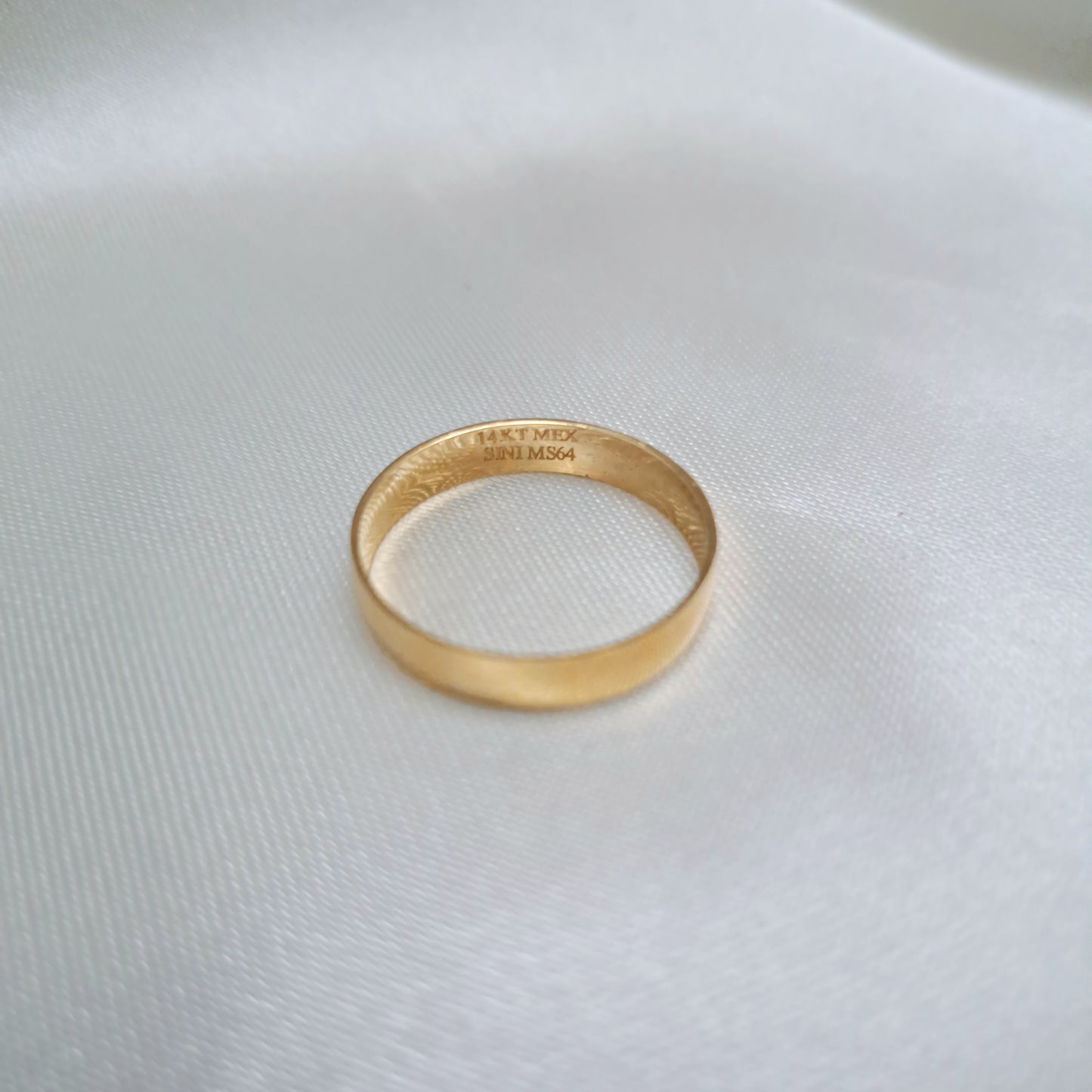 Argolla Lisa Delgada de Oro Amarilla de 14K