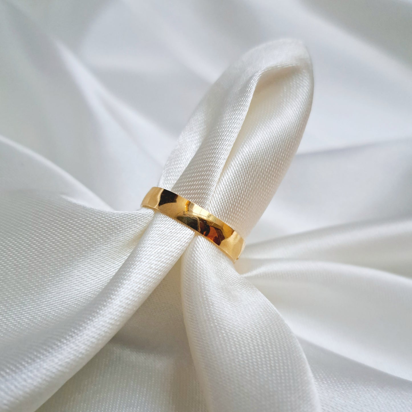 Argolla Lisa Delgada de Oro Amarilla de 14K