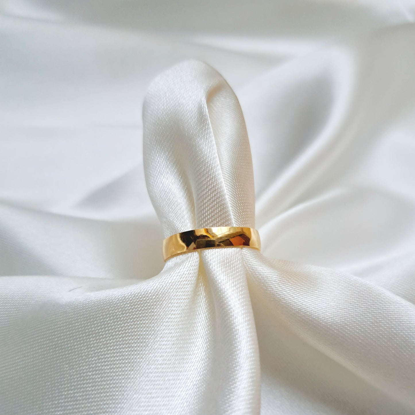 Argolla Lisa Delgada de Oro Amarilla de 14K