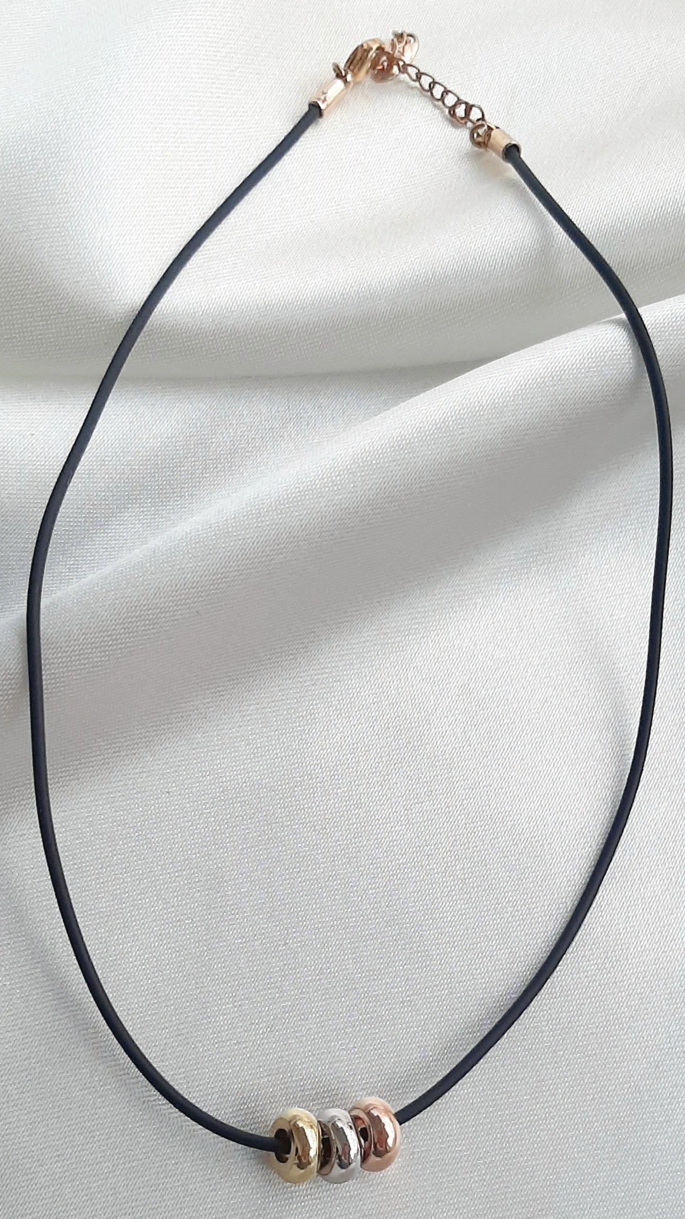 Collar de Caucho con Aros en 3 Oros Laminado