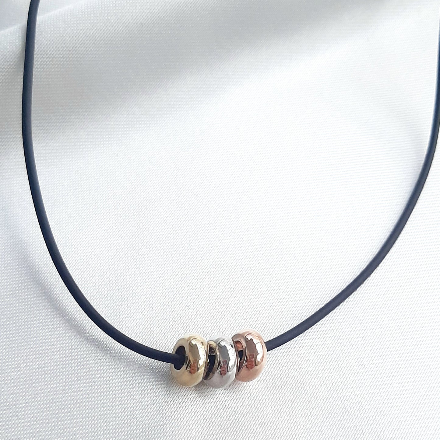Collar de Caucho con Aros en 3 Oros Laminado