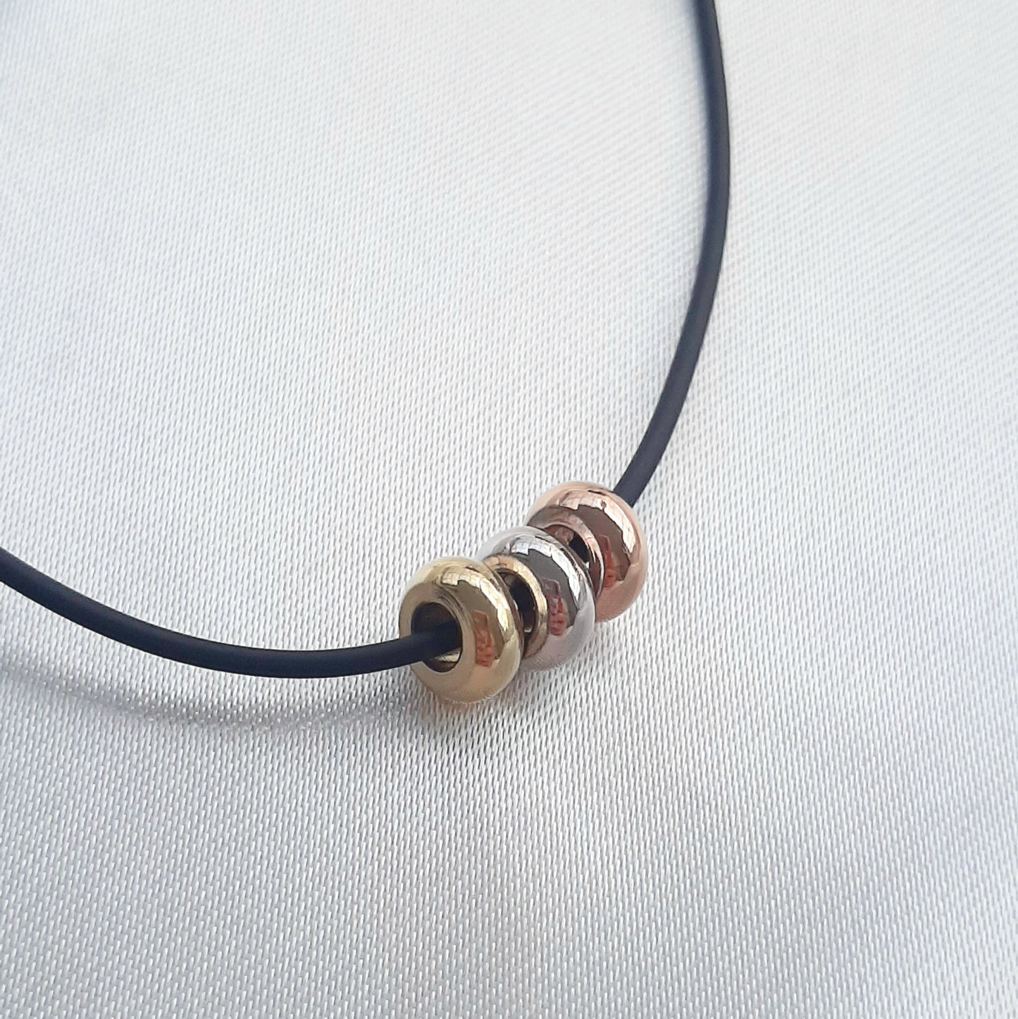 Collar de Caucho con Aros en 3 Oros Laminado