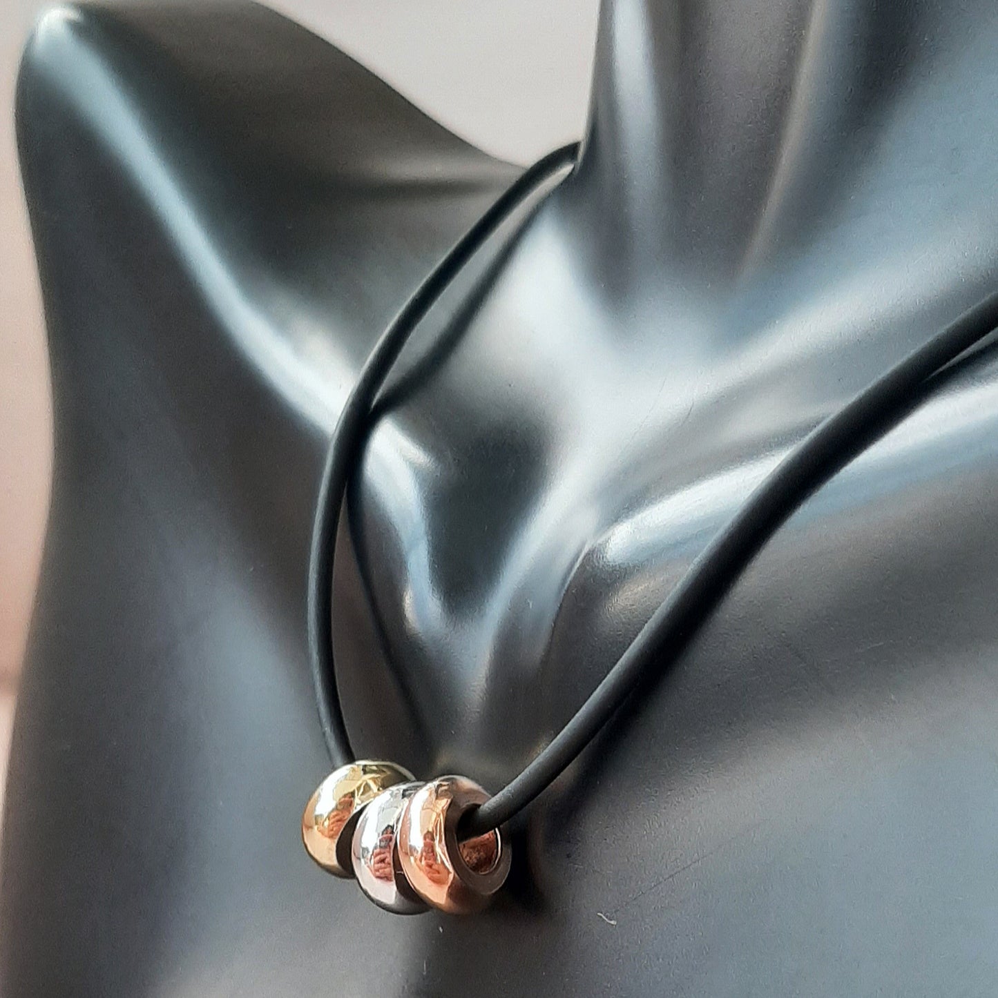 Collar de Caucho con Aros en 3 Oros Laminado