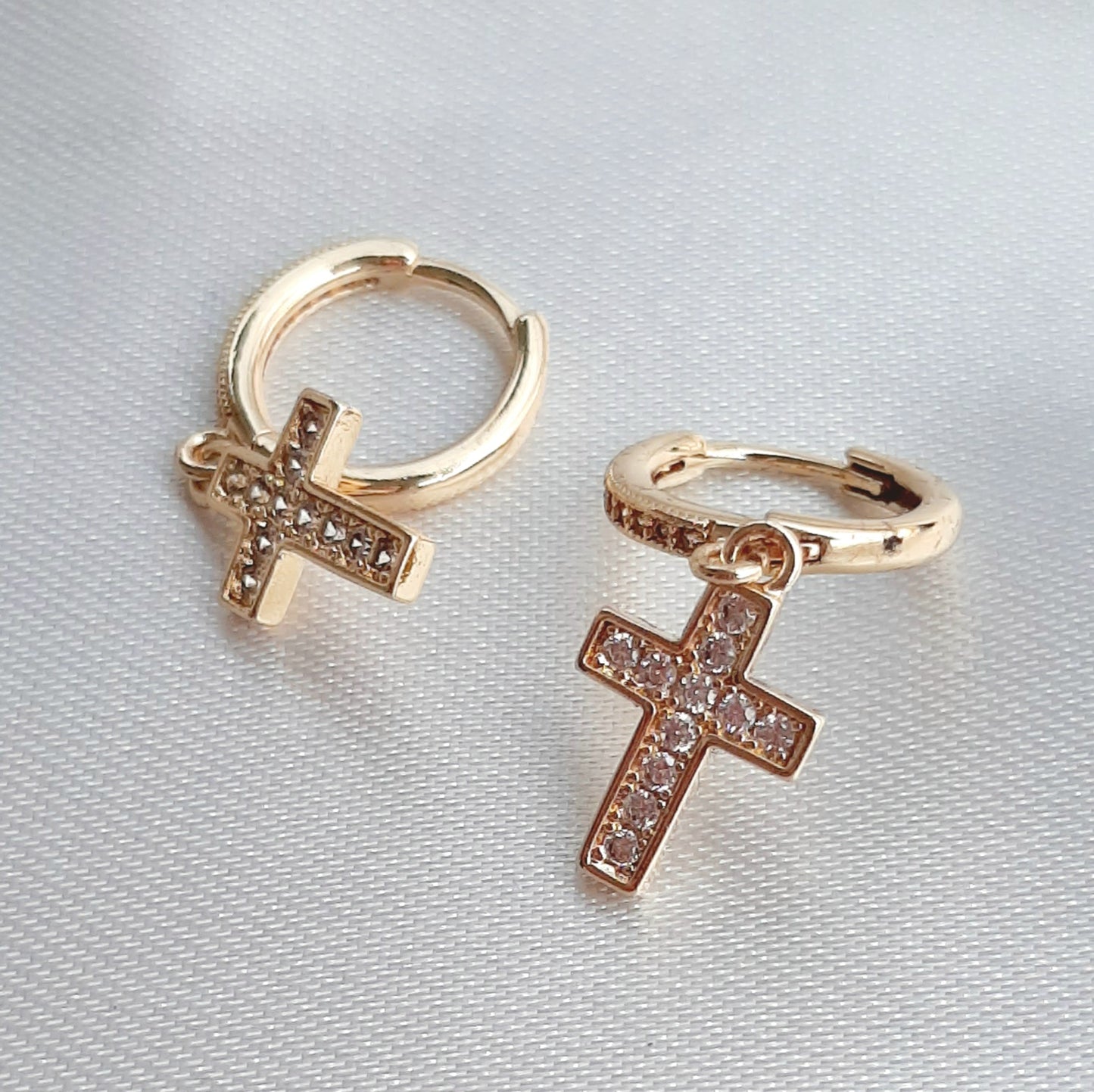 Aretes Huggies con Cruz Colgante Oro Laminado