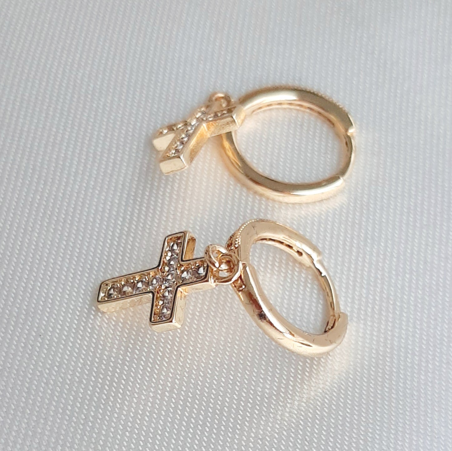 Aretes Huggies con Cruz Colgante Oro Laminado