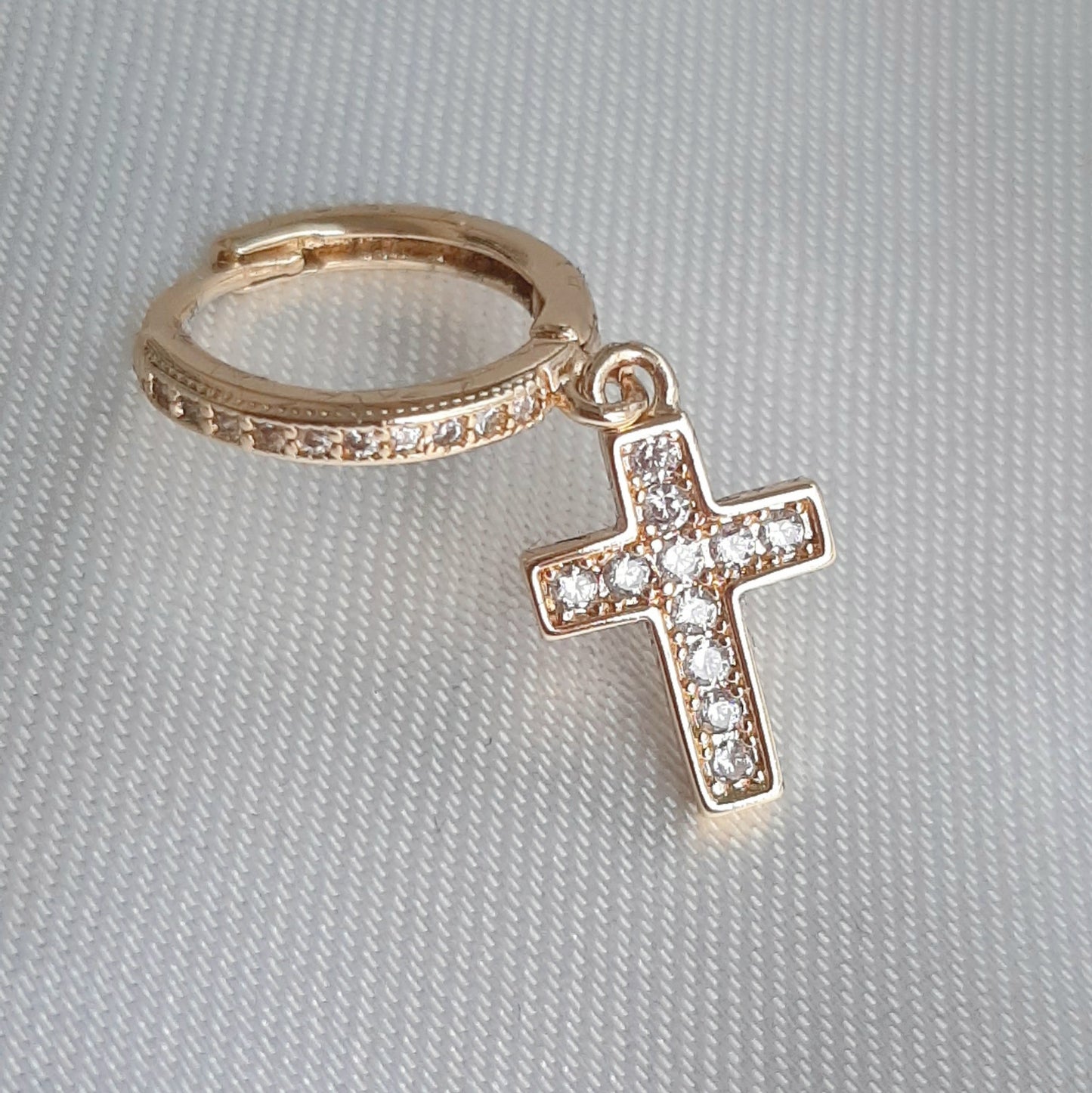 Aretes Huggies con Cruz Colgante Oro Laminado