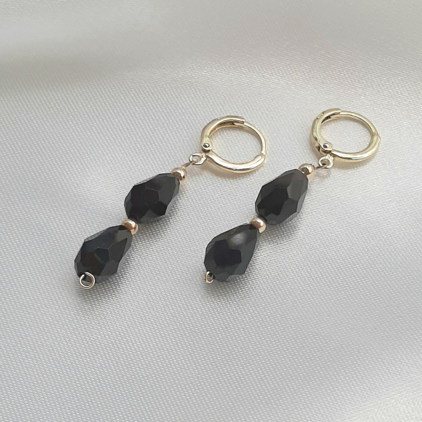 Aretes Largos con Piedras Negras de Oro Laminado