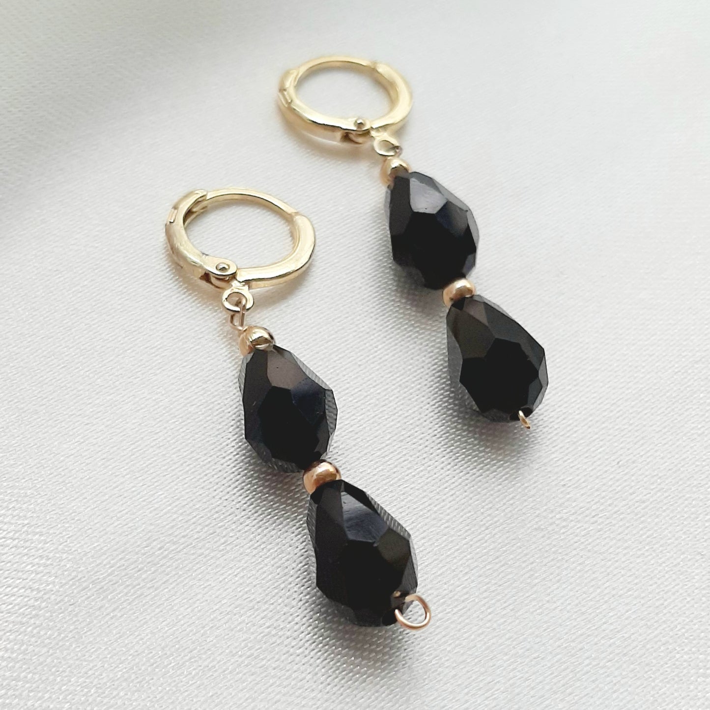 Aretes Largos con Piedras Negras de Oro Laminado