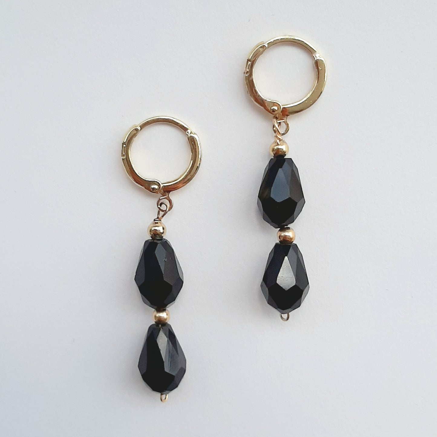 Aretes Largos con Piedras Negras de Oro Laminado
