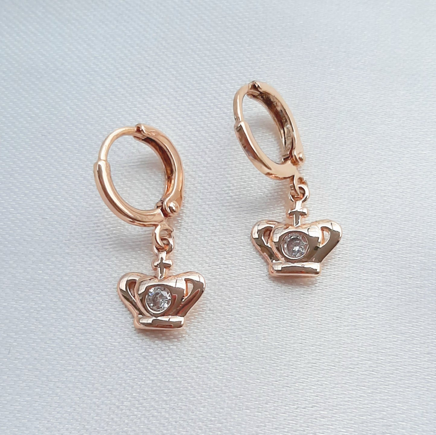 Aretes Huggies con Colgante de Corona de Oro Laminado