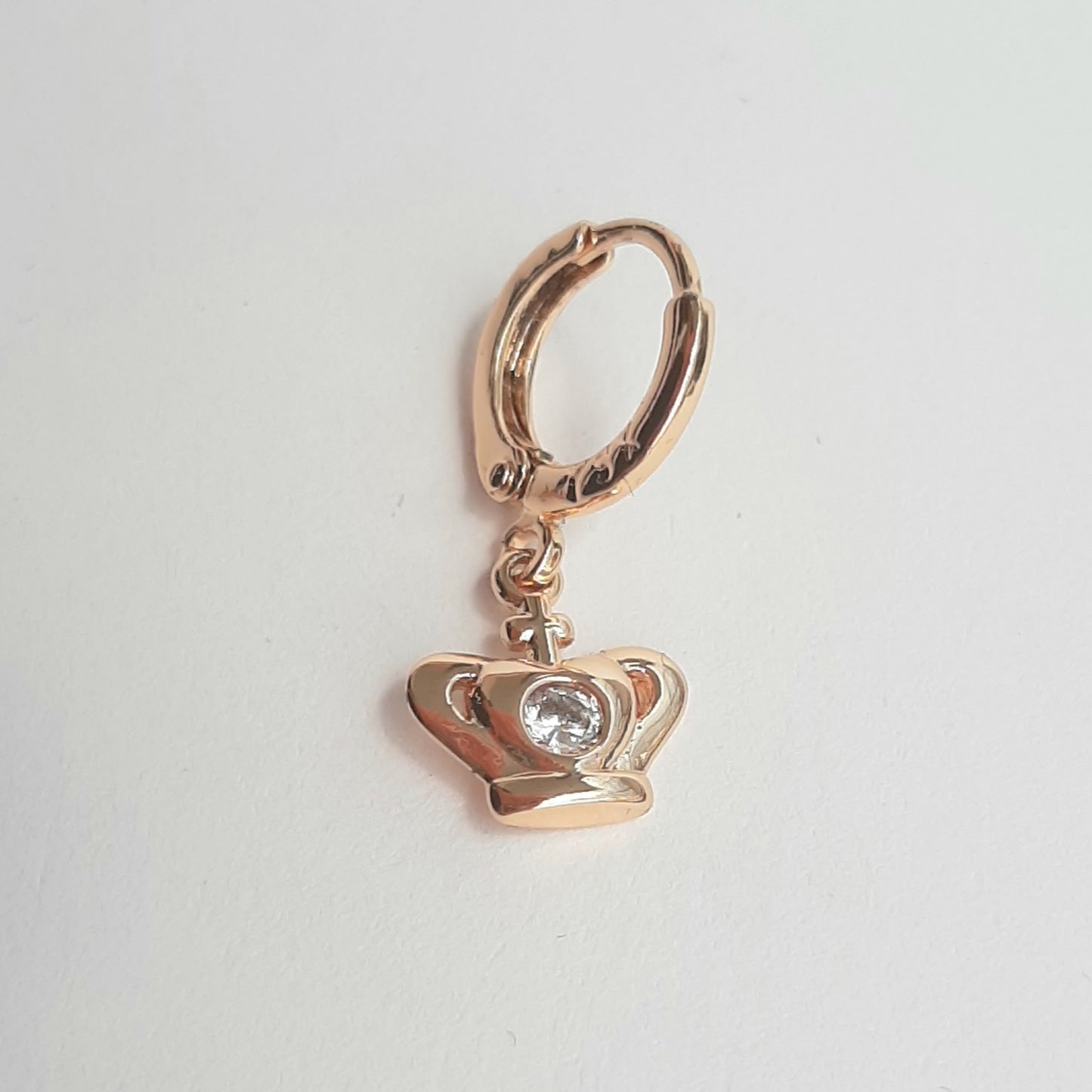 Aretes Huggies con Colgante de Corona de Oro Laminado