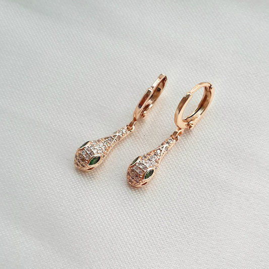 Aretes Huggies con Colgantes de Serpientes y Zirconias de Oro Laminado