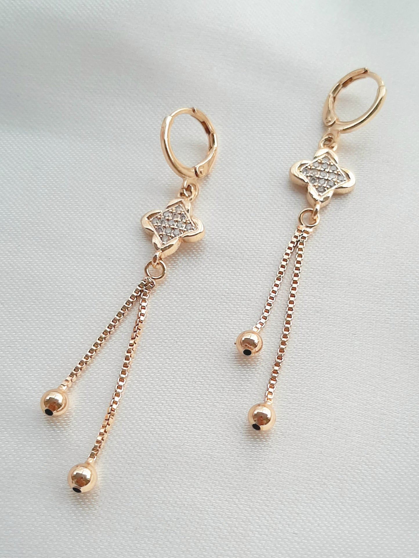 Aretes Huggies con Colgantes y Zirconias de Oro Laminado
