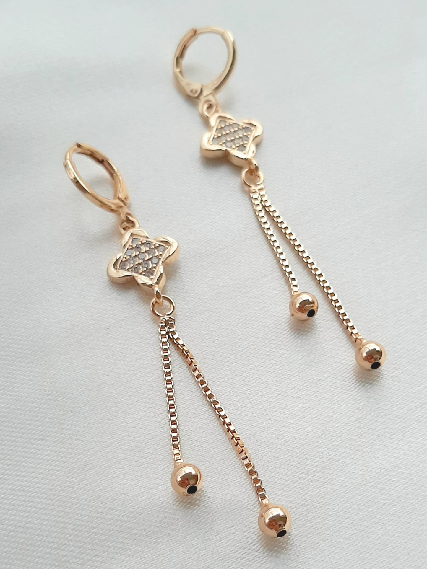 Aretes Huggies con Colgantes y Zirconias de Oro Laminado