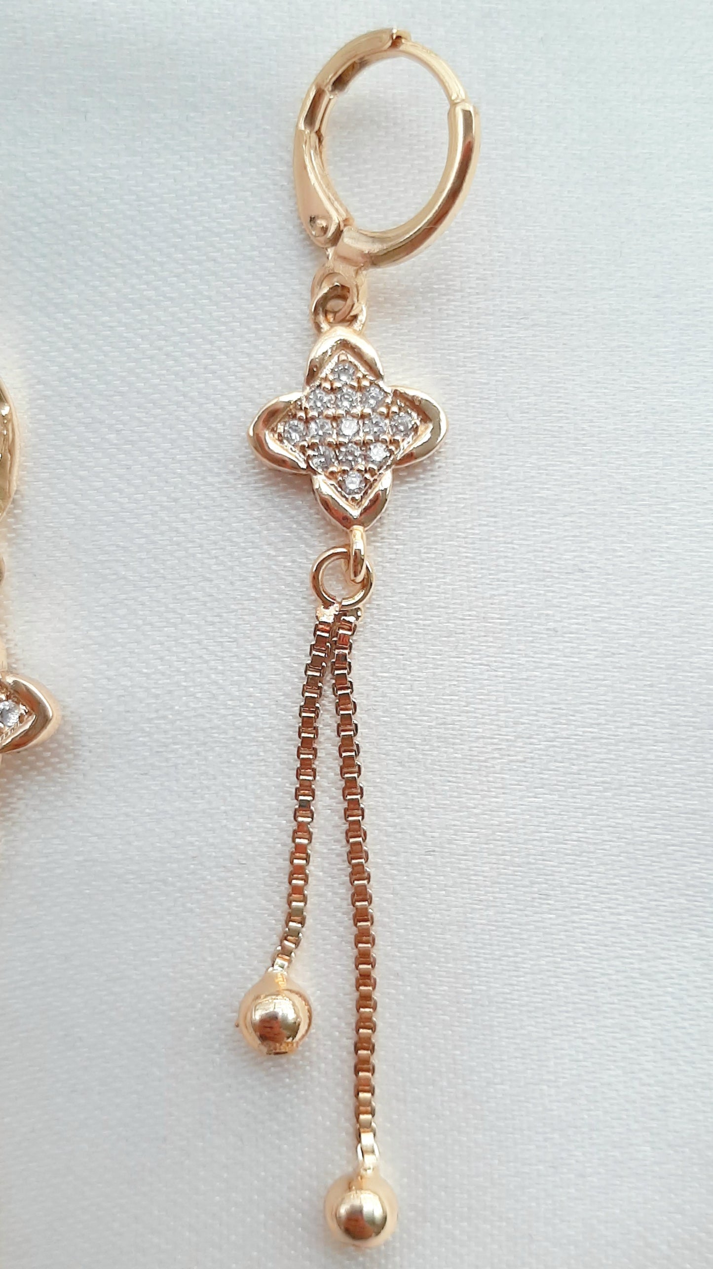 Aretes Huggies con Colgantes y Zirconias de Oro Laminado