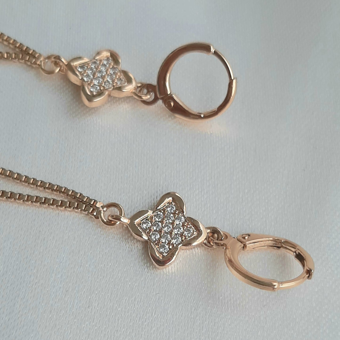 Aretes Huggies con Colgantes y Zirconias de Oro Laminado