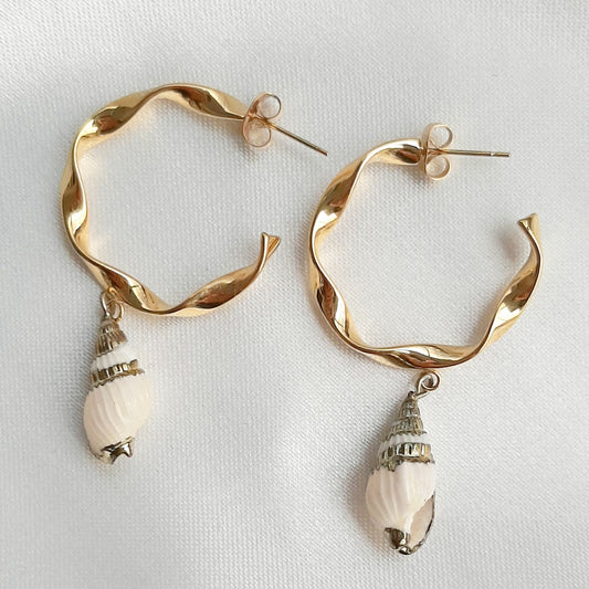 Arracadas en Espiral de Acero Inoxidable con Conchita