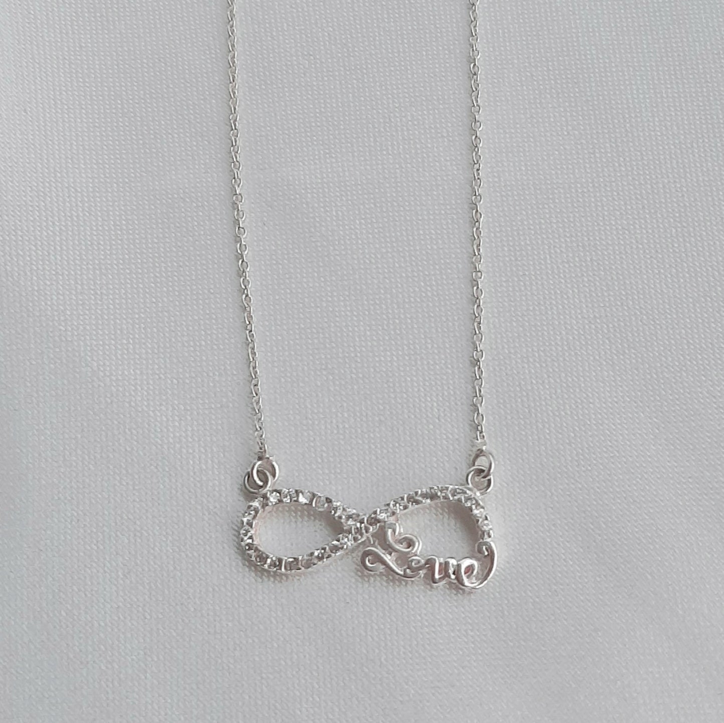 Collar Infinito con Zirconias LOVE Plata