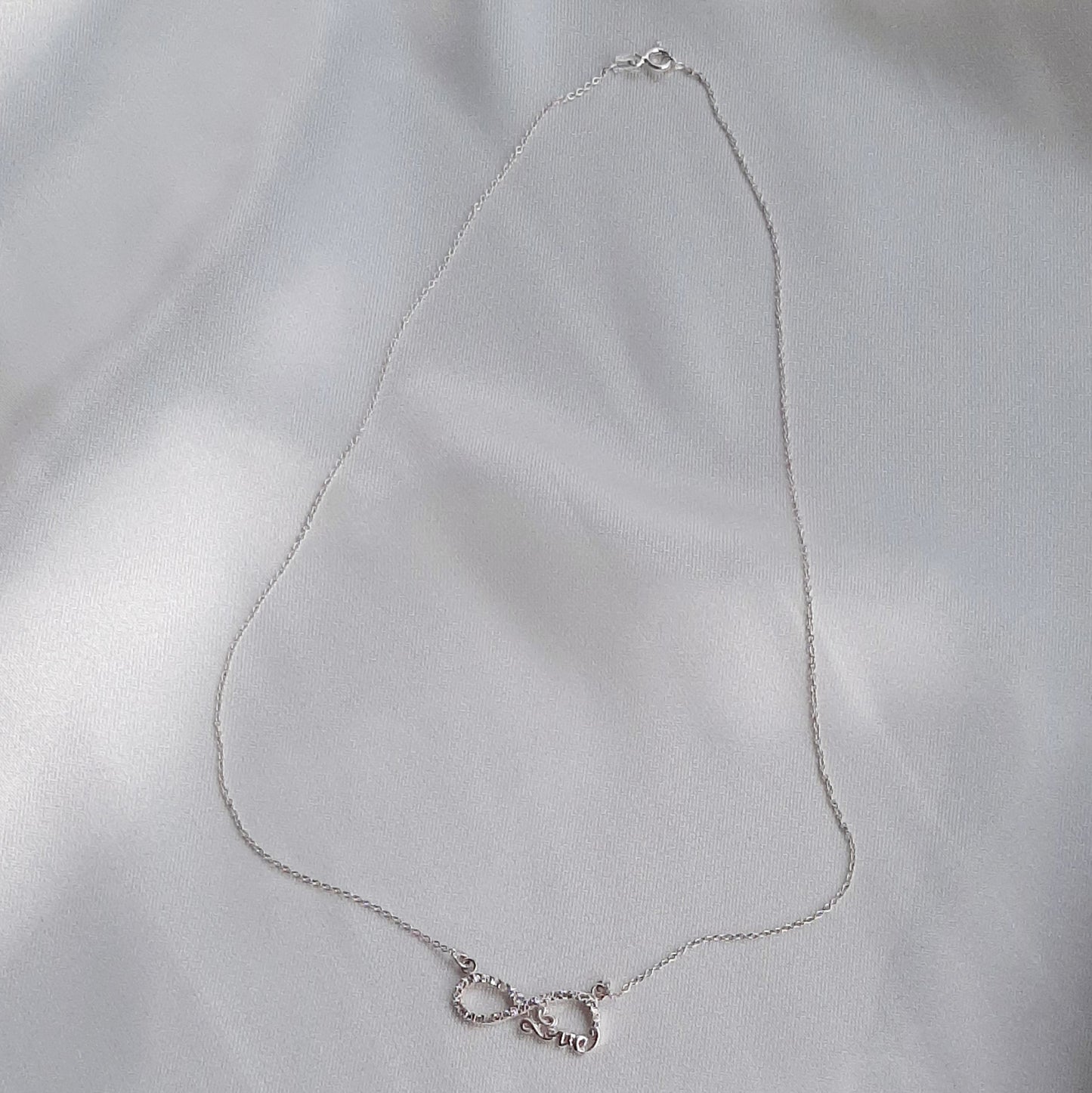 Collar Infinito con Zirconias LOVE Plata