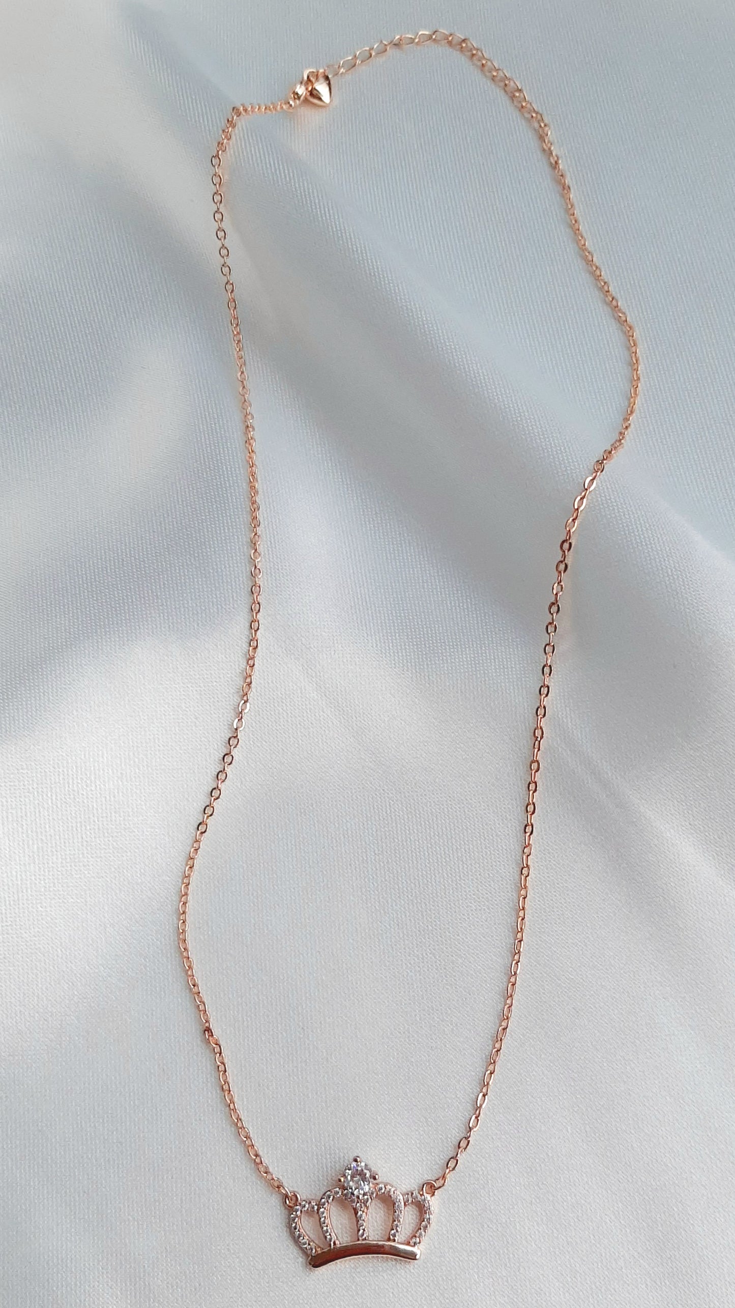 Collar de Corona con Incrustaciones de Zirconias de Oro Laminado