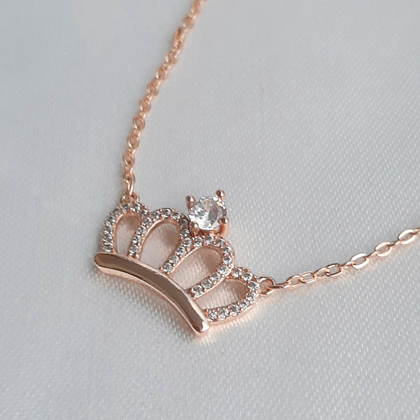 Collar de Corona con Incrustaciones de Zirconias de Oro Laminado