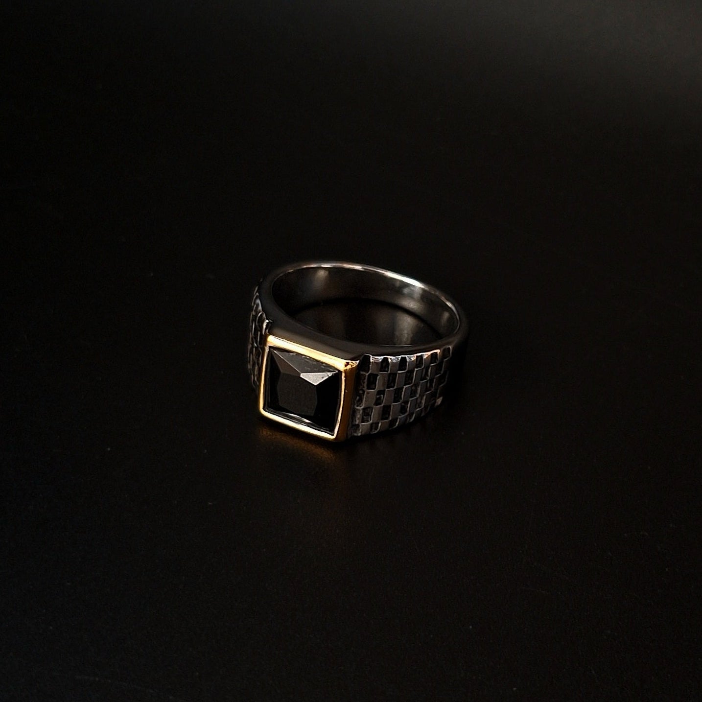 Anillo Con Zirconia Negra Cuadrada