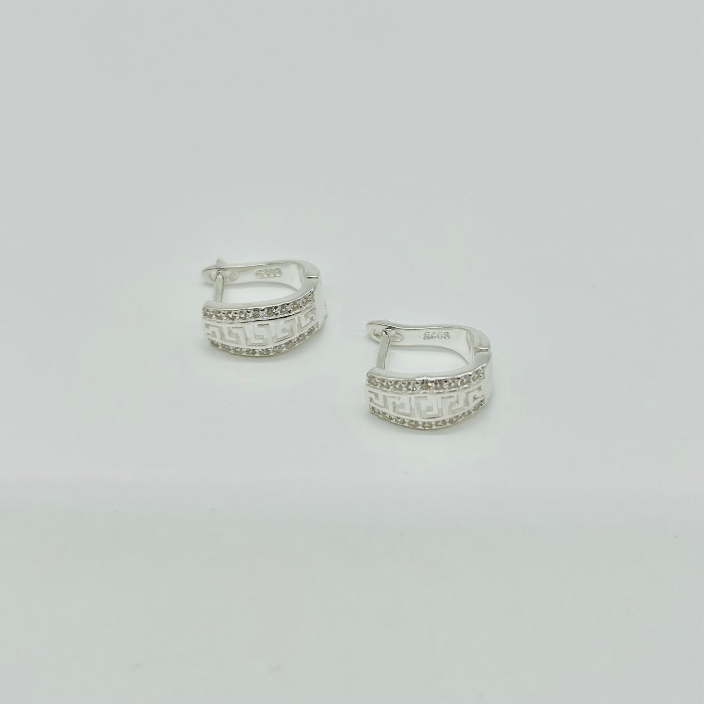 Aretes con Grecas y Bordes de Zirconias en Plata