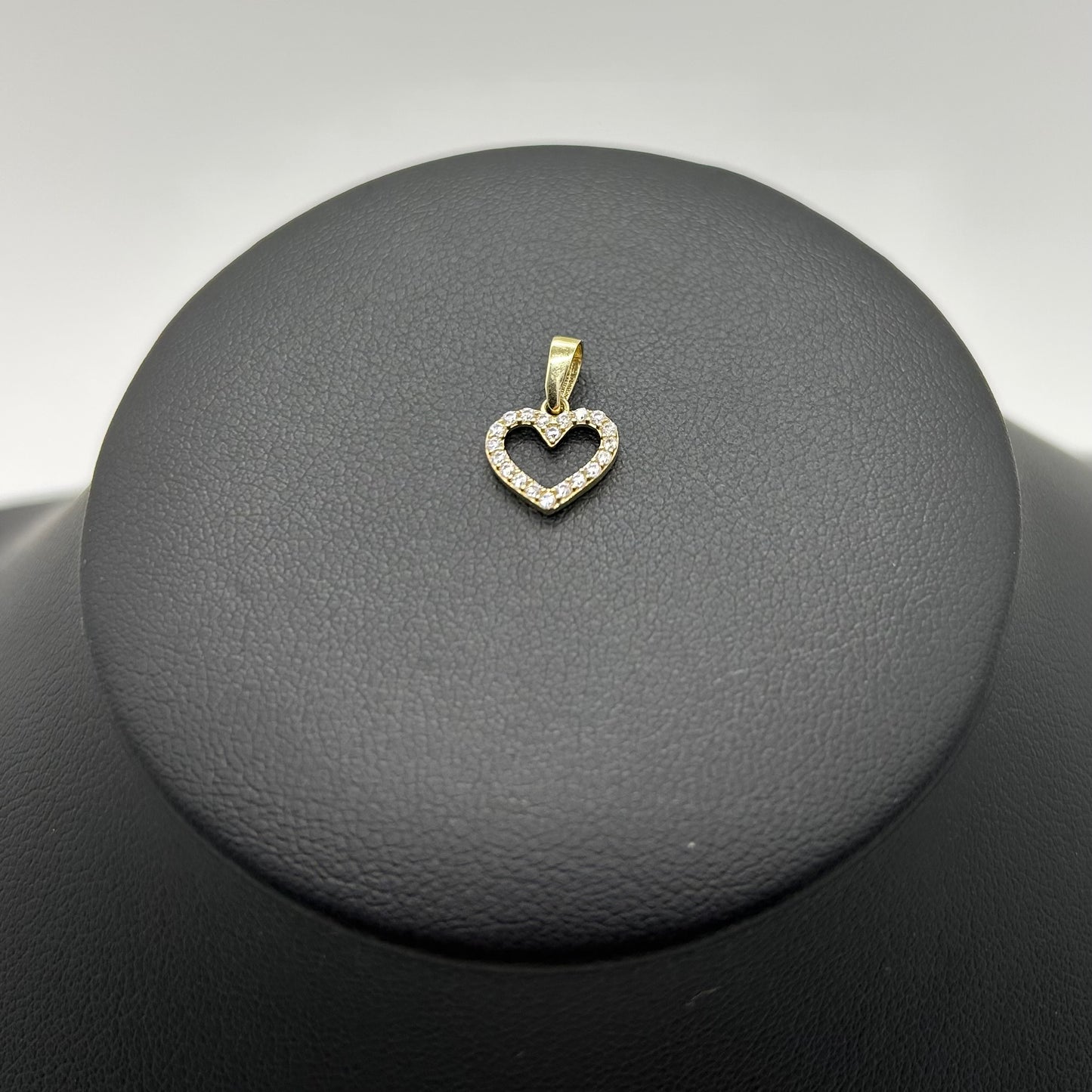 Dije de Corazón con Zirconias de Oro 10K