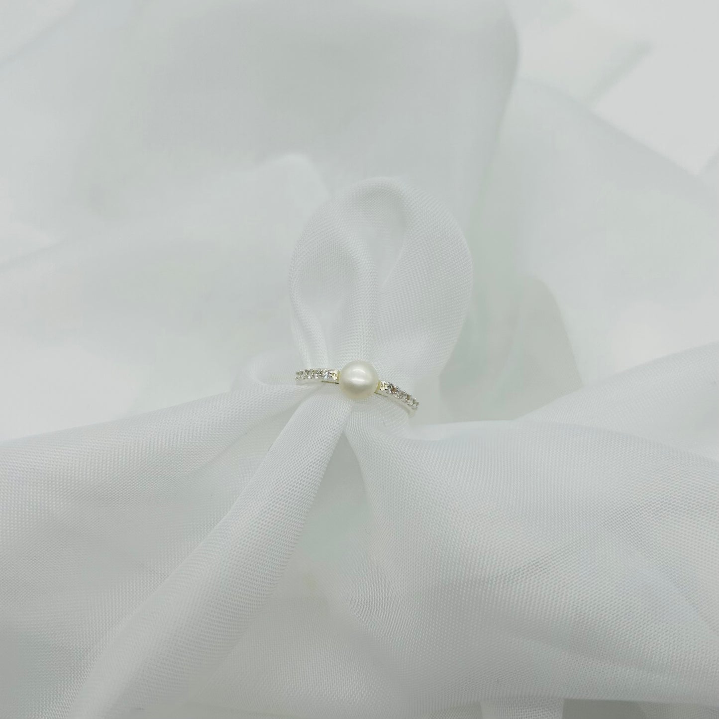 Anillo de Plata con Perla y Zirconias