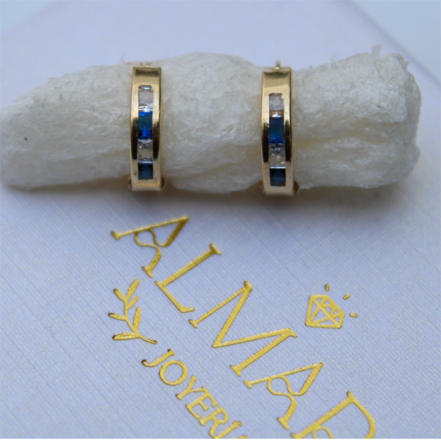 Huggies en Oro 10K con Zirconias Azules y Blancas