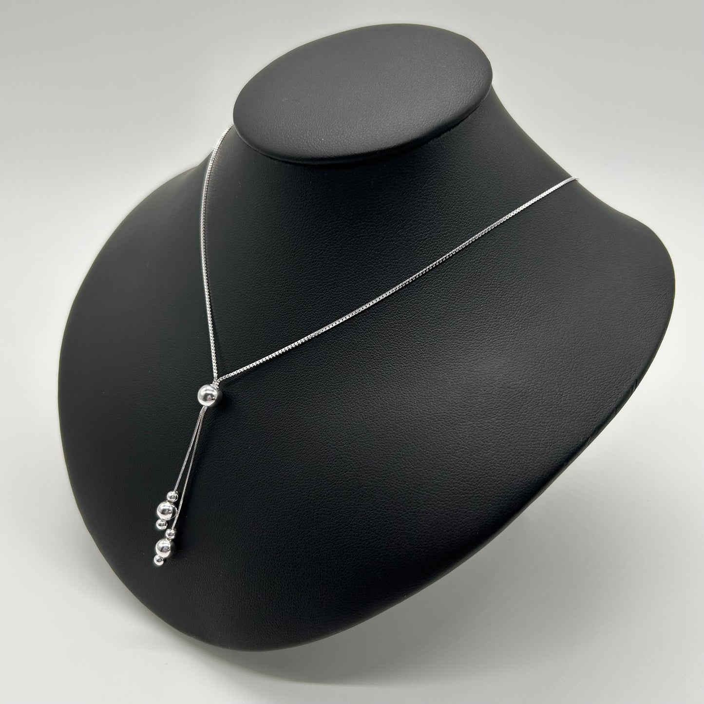 Collar Tipo Corbatín con Bolitas de Plata