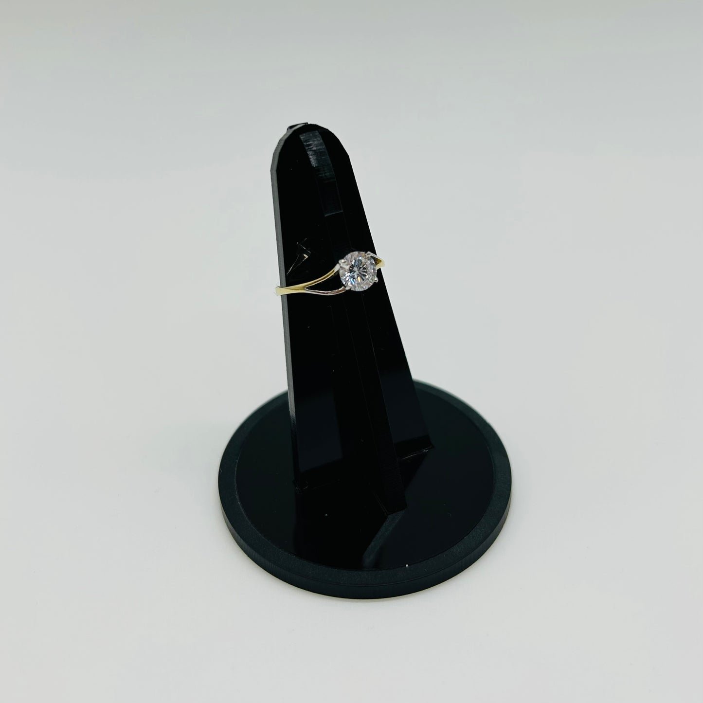 Anillo Solitario con Diseño en Oro 14K