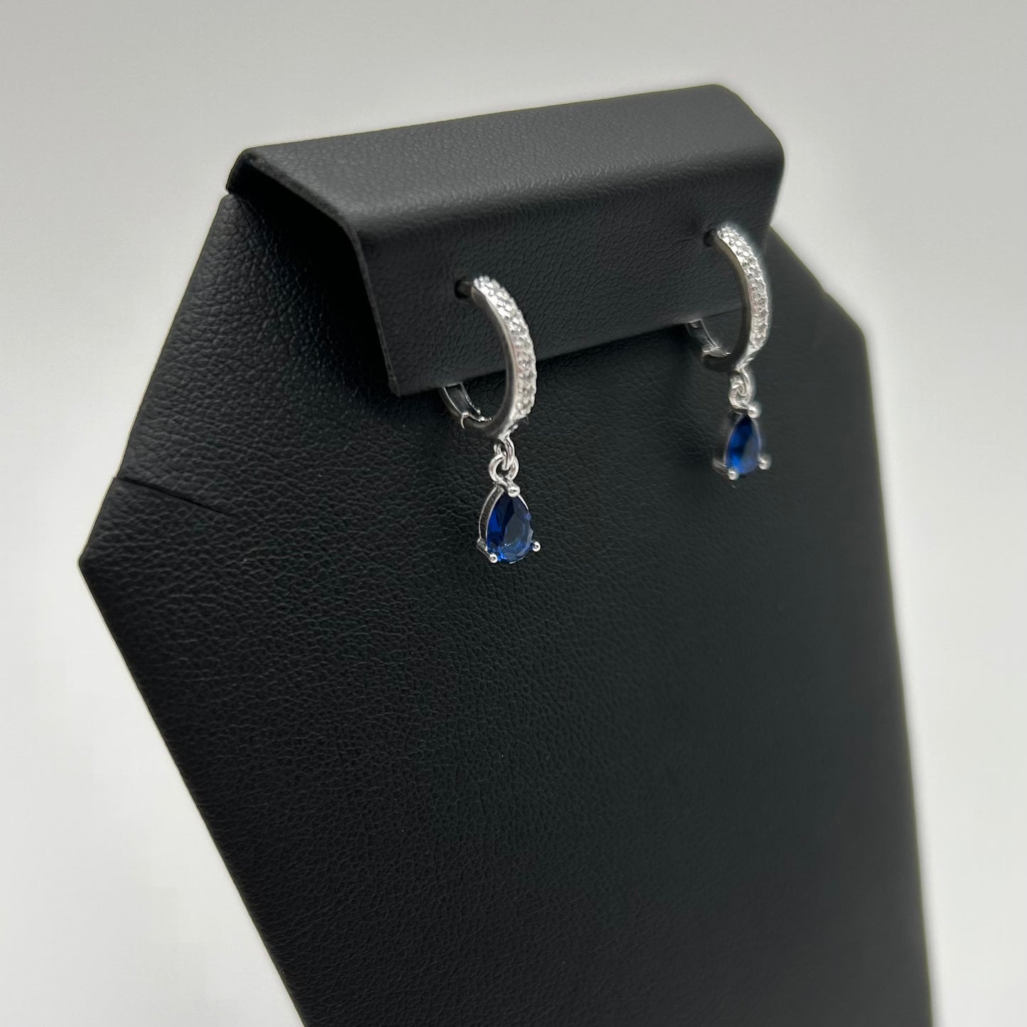 Huggies con Zirconias de Gota Azul Marino de Plata