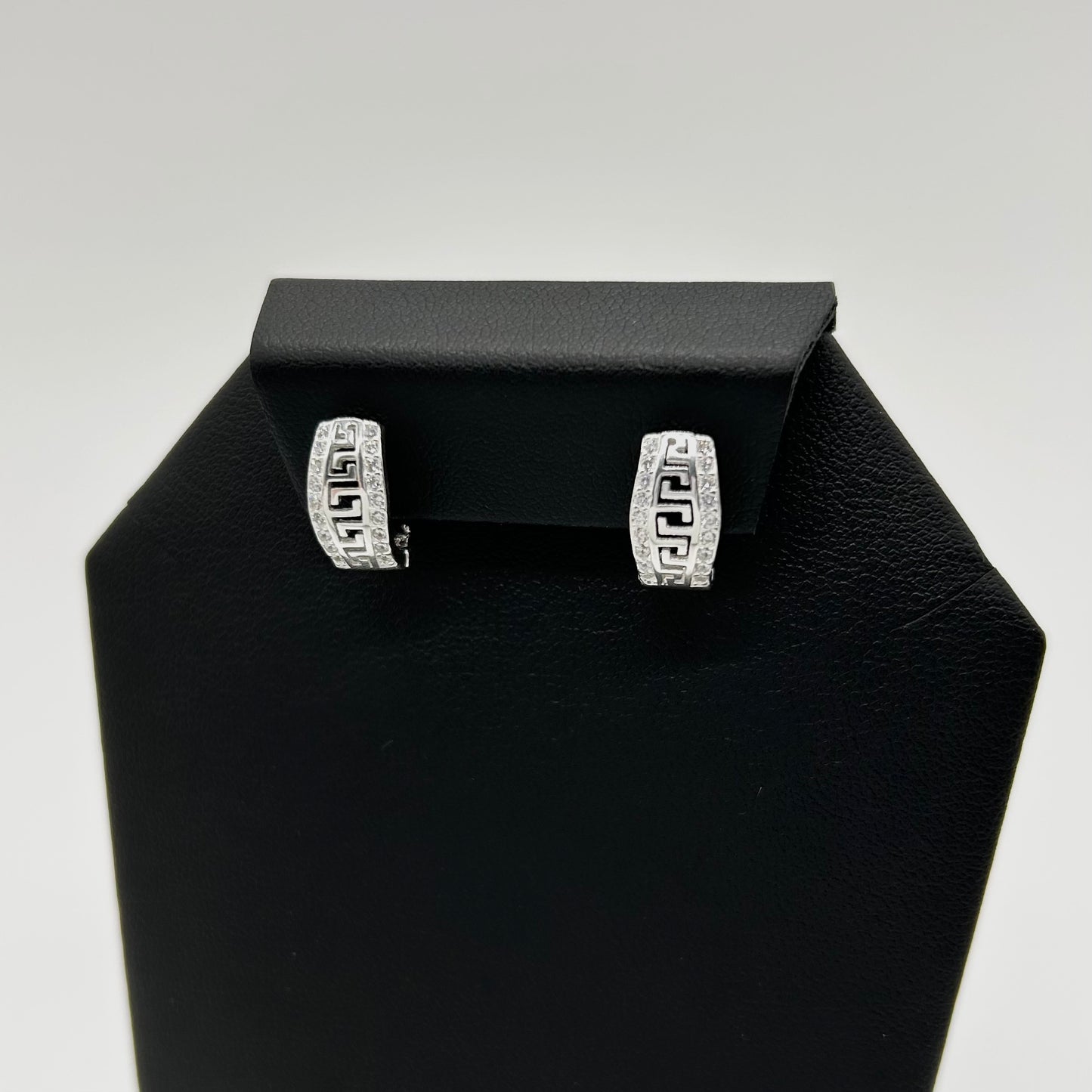 Aretes con Grecas y Bordes de Zirconias en Plata